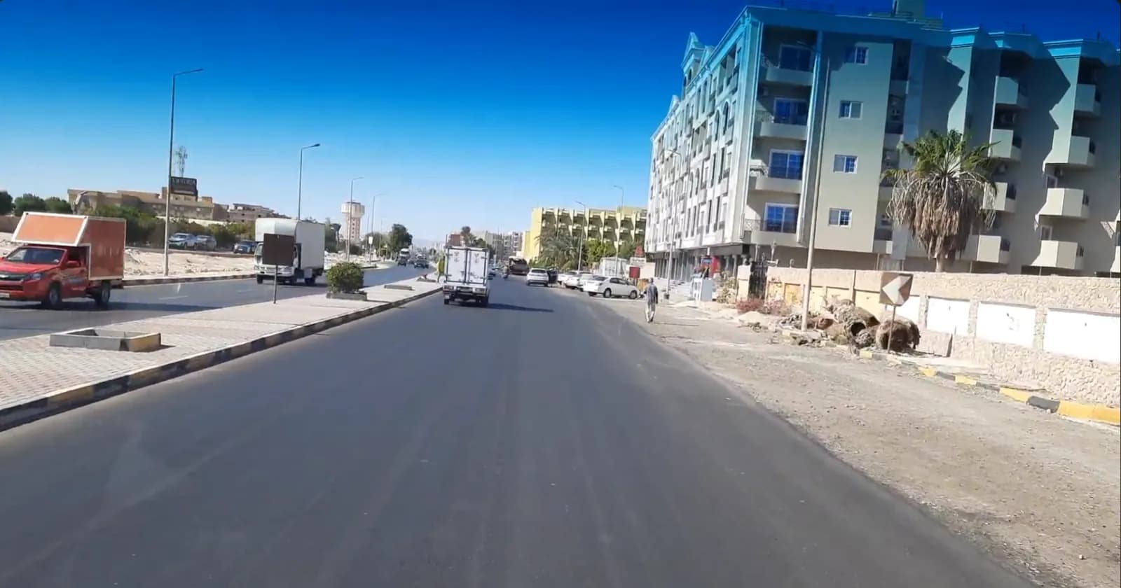 Northbound road through Al Ahyaa on the transfer route from Hurghada toward El Gouna