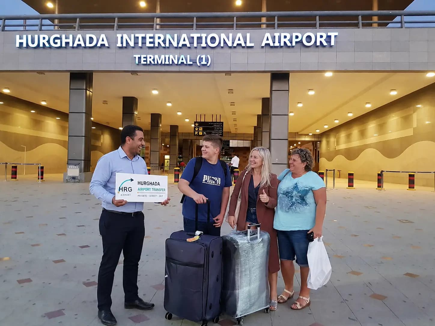 Fahrer wartet auf Gäste am Flughafen Hurghada Terminal 1