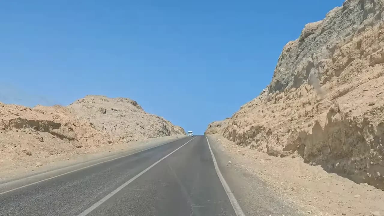 Tweebaansweg door woestijnheuvels op de zuidelijke kustroute vanaf Hurghada