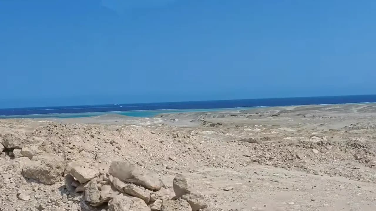 Rotsachtige woestijn aan de Rode Zee langs de kust ten zuiden van Hurghada